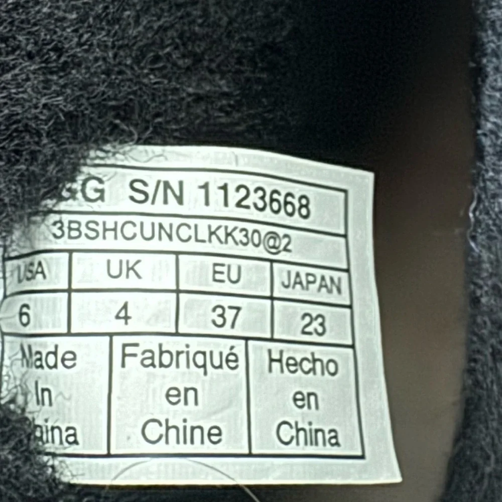 UGG Classic Mini Chains in Black size 6